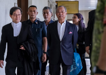 Bekas Perdana Menteri, Tan Sri Muhyiddin Yassin hadir ke Kompleks Mahkamah Kuala Lumpur bagi memohon kes hasutan yang dihadapinya dipindahkan ke Mahkamah Tinggi hari ini. / M. FIRDAUS M. JOHARI