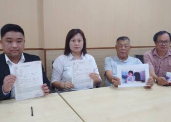 KOH CHEW SIEE (dua dari kanan) dan Hoe Hong Seng (kanan sekali) menunjukkan gambar pengurus syarikat yang disyaki melarikan wang syarikat lebih RM10 juta dalam sidang akhbar di Pejabat MCA Bahagian Pasir Gudang, Johor semalam.