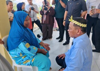 DR. MOHD Na’im Mokhtar beramah mesra dengan Kiah Atong yang mewakafkan tanahnya bagi pembinaan Surau Al-Munawwarah di Perkampungan Orang Asli Bukit Seraya, Jasin, Melaka. UTUSAN /AMRAN ALI
