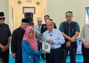 DR. MOHD. Na'im Mokhtar menyampaikan sumbangan kepada penduduk di sempena
lawatan ke Surau Al-Munawwarah, Bukit Seraya, Jasin, Melaka hari ini.
UTUSAN/AMRAN ALI