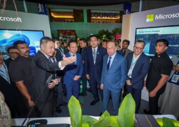 ANWAR Ibrahim (tengah) diberikan penerangan ketika melawat reruai pameran selepas menyempurnakan Majlis Perasmian Energy Asia di Pusat Konvesyen Kuala Lumpur (KLCC).-UTUSAN/MUHAMAD IQBAL ROSLI