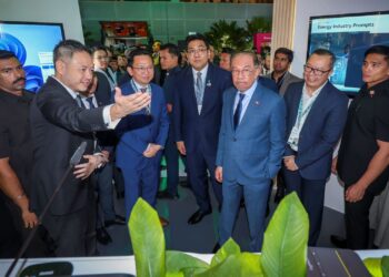 ANWAR Ibrahim (tengah) diberikan penerangan ketika melawat reruai pameran selepas menyempurnakan Majlis Perasmian Energy Asia di Pusat Konvesyen Kuala Lumpur (KLCC).-UTUSAN/MUHAMAD IQBAL ROSLI