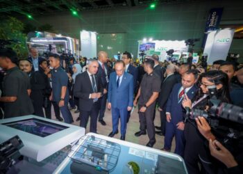 ANWAR Ibrahim (tengah) ketika melawat reruai pameran selepas menyempurnakan Majlis Perasmian Energy Asia di Pusat Konvesyen Kuala Lumpur (KLCC).-UTUSAN/MUHAMAD IQBAL ROSLI