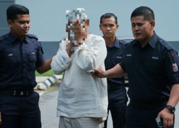 SEORANG lelaki warga emas dibawa ke Mahkamah Majistret Seremban hari ini bagi mendapatkan perintah reman bagi membantu siasatan berhubung kes penipuan pakej haji-UTUSAN/MOHD. SHAHJEHAN MAAMIN
