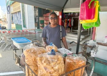 MALA Theyakarajah di gerai jualannya hadapan sebuah pasar raya di pekan Kuala Pilah, Negeri Sembilan. – UTUSAN/NOR SHAFIQAH MOHD. GHAZALI