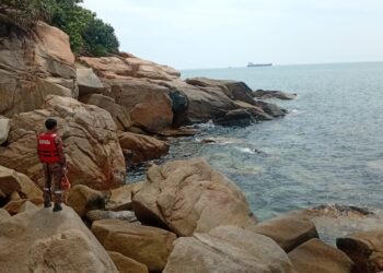 ANGGOTA bomba mencari pemuda yang hilang di pantai berhampiran Kerteh di Kemaman, Terengganu. - IHSAN BOMBA