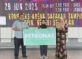 SURIANI Salihan (kanan) bersama salah satu penaja pada Majlis Memperkenalkan 27 Peenaja Tampin MTB Jamboree 2025 di Dewan Arena, Dataran Tampin hari ini. - UTUSAN/NOR AINNA HAMZAH