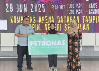 SURIANI Salihan (kanan) bersama salah satu penaja pada Majlis Memperkenalkan 27 Peenaja Tampin MTB Jamboree 2025 di Dewan Arena, Dataran Tampin hari ini. - UTUSAN/NOR AINNA HAMZAH