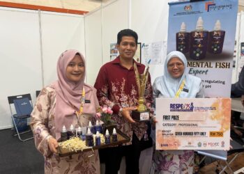 PASUKAN Kolej Komuniti Tampin dinobatkan sebagai juara keseluruhan bagi pertandingan RESPEx 2025 yang berlangsung di Politeknik Port Dickson hari ini menerusi projek inovasi bertajuk Mahang Gold: Ornamental Fish Expert. - UTUSAN/NOR SHAFIQAH MOHD GHAZALI