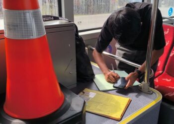 ANGGOTA JPJ Melaka melakukan pemeriksaan terhadap bas henti-henti dalam Ops “Pinky” yang dijalankan di beberapa lokasi sekitar negeri ini.