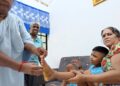 S. MAGESWARY menunjukkan kecederaan yang dialami cucunya ketika ditemui di Taman Sri Mutiara, Tampin hari ini. - UTUSAN/NOR AINNA HAMZAH