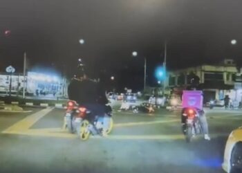 TANGKAP layar video tular kemalangan melibatkan dua buah motosikal di persimpangan lampu isyarat Taman Matahari Heights, Senawang, Seremban, kelmarin.