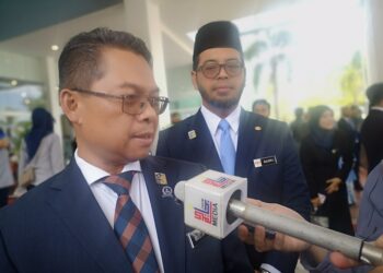 MUSTAPHA Sakmud ditemui pemberita pada Sambutan 25 Tahun USIM di Dewan Tuanku Canselor, USIM, Nilai, Seremban hari ini. - UTUSAN /NUR SHARIEZA ISMAIL