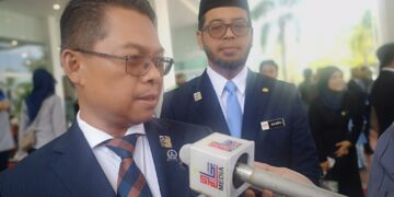MUSTAPHA Sakmud ditemui pemberita pada Sambutan 25 Tahun USIM di Dewan Tuanku Canselor, USIM, Nilai, Seremban hari ini. - UTUSAN /NUR SHARIEZA ISMAIL