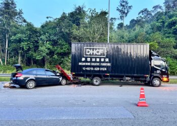 KEADAAN kereta yang remuk teruk selepas merempuh belakang lori dalam nahas di KM37, Lingkaran Tengah Utama, dekat Kampung Chegar Perah, di Lipis, Pahang.