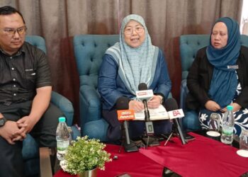FUZIAH Salleh (tengah) pada sidang akhbar di Johor Bahru, Johor hari ini. - UTUSAN/BAAZLAN IBRAHIM