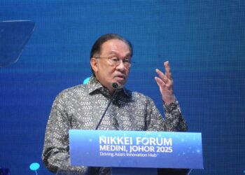 ANWAR Ibrahim menyampaikan ucap utama sempena Forum Nikkei Medini, Johor 2025 di Iskandar Puteri, Johor. - UTUSAN/RAJA JAAFAR ALI