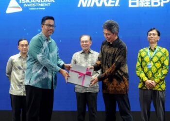 ANWAR Ibrahim, Onn Hafiz Ghazi dan Noriyuki Shikata menyaksikan pertukaran dokumen antara Presiden dan Ketua Pegawai Eksekutif Iskandar Investment Berhad, Datuk Idzham Mohd. Hashim (kiri) dan Ketua Pegawai Eksekutif Pengurusan, Nikkei Inc. Global, Hidenaka Kato sempena Forum Nikkei Medini, Johor 2025 di Sunway Big Box, Iskandar Puteri. - UTUSAN/RAJA JAAFAR ALI