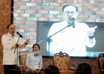 ANWAR Ibrahim sewaktu berucap ketika mengadakan perjumpaan dengan Kepemimpinan PKR Johor hari ini. - UTUSAN/RAJA JAAFAR ALI