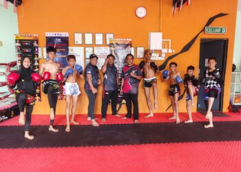 EMRITO@Haris Alias (lima dari kanan) bersama barisan atlet muay Thai Melaka yang bakal menggalas cabaran ke pentas kebangsaan dan Sukma 2026. - UTUSAN/AMRAN ALI