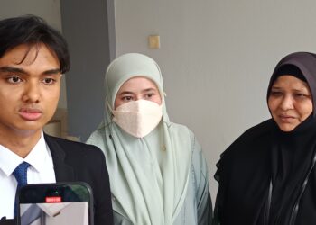NURUL Nur Ariani Muhammad Zahari (tengah) hadir ke Mahkamah Majistret Seremban hari ini bagi pertuduhan menceroboh rumah pelakon Zarina Anjoulie Lavocah pada bulan lalu. - UTUSAN/ NOR AINNA HAMZAH