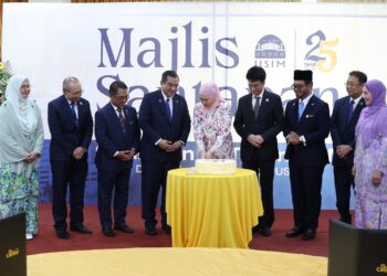 DR. SHARIFUDIN Md Shaarani (empat dari kiri) mengiringi Tuanku Aishah Rohani memotong kek pada majlis Sambutan 25 Tahun USIM di Dewan Tuanku Canselor, USIM, Nilai, Seremban, semalam. - UTUSAN/NUR SHARIEZA ISMAIL
