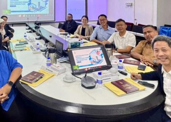 GOOI Hsiao Leung (kanan) ketika mempengerusikan mesyuarat pertama Jawatankuasa Pilihan Hubungan Negeri-Persekutuan di George Town, Pulau Pinang hari ini.