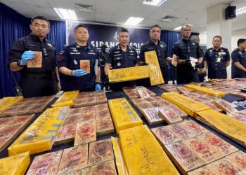 MAT Zani@Mohd. Salahuddin Che Ali (empat dari kiri) menunjukkan dadah berjumlah RM10.8 juta yang berjaya dirampas dalam operasi berdekatan sempadan Bukit Kayu Hitam pada sidang akhbar di Ibu pejabat Polis Daerah (IPD) Kubang Pasu, Kedah hari ini.