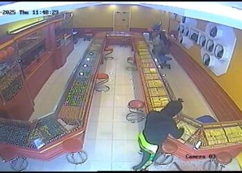 SUSPEK memecahkan cermin rak pameran barangan kemas dalam cubaan merompak di sebuah kedai emas di Pekan Pandak Mayah, Langkawi.