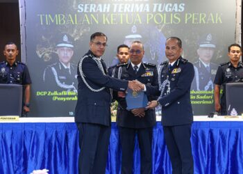 NOOR Hisam Nordin (tengah) menyaksikan penyerahan dokumen serah terima tugas jawatan Timbalan Ketua Polis Perak antara Mohammad Azlin Sadari  (kanan) dan Zulkafli  Sariaat (kiri) di Mes Pegawai Kanan Polis di Ipoh, Perak hari ini.