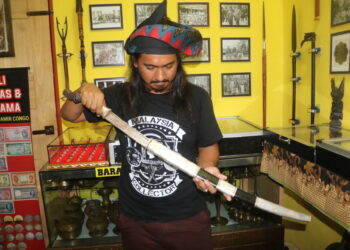 Mohamad Muzammir Mohd. Basari bersama barang antik dan artifak  yang disimpan di Galeri Warisan Semantan, miliknya yang terletak di Kampung Batu Empat, Jalan Maran-Temerloh. – UTUSAN/ SALEHUDIN MAT RASAD