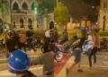 TANGKAP layar rakaman video tular menunjukkan sekumpulan lelaki ketika terlibat pergaduhan di sekitar Dataran Merdeka.