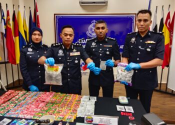 RAUB Selamat (dua dari kiri) menunjukkan dadah yang dirampas daripada sindiket  pada sidang àkhbar di Ibu pejabat Polis Daeràh Johor Bahru Selatan, Johor Bahru, Johor.-UTUSAN/BAAZLAN IBRAHIM