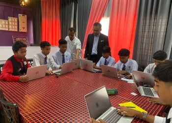 MOHAMAD Kelana Juwit (kanan) melihat pelaksanaan program latihan asas Microsoft Word di SMK Seri Bemban, Jasin, Melaka. - UTUSAN/AMRAN ALI