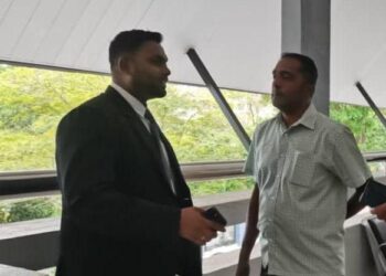 S. ARRON (kanan_ dilepas dan dibebaskan oleh Mahkamah Sesyen Seremban hari ini atas pertuduhan melakukan amang seksual fizikal terhadap seorang kanak-kanak perempuan berusia 11 tahun, tiga tahun lalu.-UTUSAN/NOR SHAFAWATI YUP.