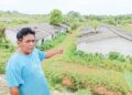 SALLEH Mohd. Nor menunjukkan keadaan projek perumahan terbengkalai yan terletak berhampiran Rumah Rakyat Lubuk China, Rembau, Negeri Sembilan-MINGGUAN/NOR AINNA HAMZAH