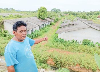 SALLEH Mohd. Nor menunjukkan keadaan projek perumahan terbengkalai yan terletak berhampiran Rumah Rakyat Lubuk China, Rembau, Negeri Sembilan-MINGGUAN/NOR AINNA HAMZAH