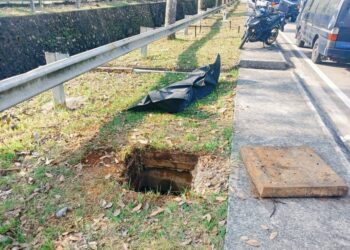 SEORANG lelaki maut selepas motosikal ditunggangnya terbabas dan menyebabkannya terjatuh ke dalam lubang kumbahan di Jalan Mutiara Emas Utama, Johor Bahru, Johor, pagi tadi.