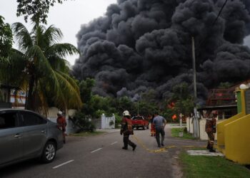 KEJADIAN kebakaran melibatkan sebuah stor simpanan minyak di Taman Megah Ria, Masai, Johor Bahru, Johor. UTUSAN/RAJA JAAFAR ALI