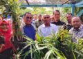 MOHAMED Khaled Nordin ketika hadir Majlis Perasmian Tuaian Halia Bentong Muda di Kampung Gembut, Tanjung Sedili, Kota Tinggi hari ini.