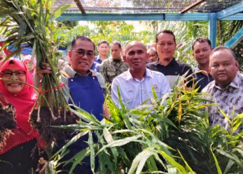 MOHAMED Khaled Nordin ketika hadir Majlis Perasmian Tuaian Halia Bentong Muda di Kampung Gembut, Tanjung Sedili, Kota Tinggi hari ini.