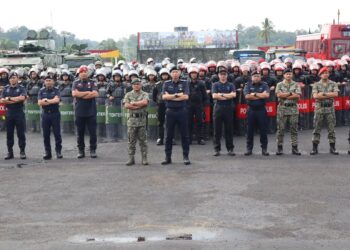AHMAD Dzaffir Mohd. Yussof (tengah) bersama Zamri bergambar bersama anggota yang terlibat dalam Eksesais Perisai Bandar yang diadakan di padang kawad Rejimen Kedua Kor Armor Diraja, Kem Sunggala, Port Dickson hari ini. -IHSAN POLIS