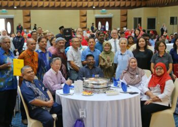 DR. ZURAIDAH Mohammed (duduk, dua dari kanan) dan Pengerusi Jawatankuasa Bertindak Keusahawanan, Sumber Manusia, Perubahan Iklim, Koperasi dan Kepenggunaan, S. Veerapan (duduk, tengah) pada Majlis Apresiasi Penderma Darah Sempena Hari Penderma Darah Sedunia 2025 Peringkat Negeri Sembilan, di Paroi, Seremban hari ini. UTUSAN/MOHD. SHAHJEHAN MAAMIN