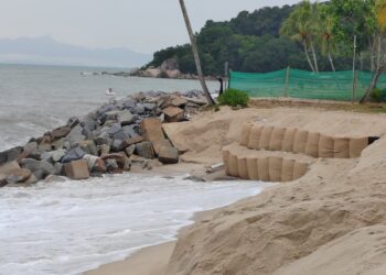 SEBAHAGIAN daripada beg pasir yang telah dipasang bagi menangani masalah hakisan pantai di Batu Ferringhi, Pulau Pinang ketika ini. FACEBOOK/ZAIRIL KHIR JOHARI
