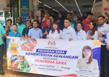 LIM Hui Ying (tengah) ketika meninjau program Sara Kementerian Kewangan bersama 100 penerima di Mydin George Town, Pulau Pinang, hari ini.