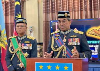 MOHD. Asghar Khan Goriman Khan di samping Muhamad Norazlan Aris pada sidang akhbar selepas Perbarisan Penyampaian Sayap Penerbangan Kursus Asas Penerbangan Siri 86/24 dan Kursus Asas Penerbangan Helikopter Siri 66/24 di Kolej Tentera Udara, Alor Setar, Kedah.