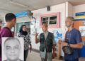 MOHD. Nazery Awang (kanan) menunggu urusan bedah siasat arwah Muhammad Zamani (gambar kecil) di Jabatan Perubatan Forensik Hospital Melaka. - UTUSAN/AMRAN ALI