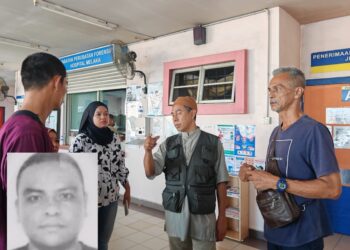 MOHD. Nazery Awang (kanan) menunggu urusan bedah siasat arwah Muhammad Zamani (gambar kecil) di Jabatan Perubatan Forensik Hospital Melaka. - UTUSAN/AMRAN ALI