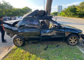 KEADAAN kereta Proton Wira yang merempuh pokok di Jalan Persisiran Pantai Klebang, Melaka.