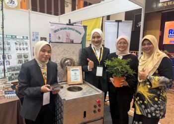 WAN Basyirah Wan Zahari (dua dari kiri) bersama Noraziela (kanan) dan dua rakannya, Nur Aina Najwa Nazri (kiri) dan Siti Nur Farzanah Kamarulzaman, bersama projek  Green Organic Composits Machine yang dihasilkan mereka ketika ditemui di Port Dickson baru-baru ini-UTUSAN/NOR SHAFIQAH MOHD. GHAZALI